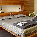 Hotell Tritone 3*